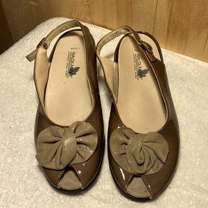 Waldaufer women’s beige patent leather sling back low heels size 8 US (5 EU)
